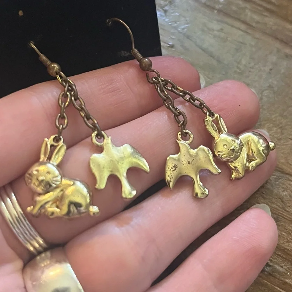 5/$45 Vintage Gold Tone Animal Charm Dangle Earrings bunnies and birds cute B2 - Picture 3 of 7